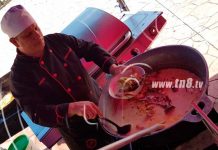 Variada oferta de mariscos en la Plaza 22 de Agosto de Managua familias