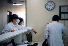Médicos afeitan sus cabezas para atender a enfermos con el COVID-19