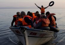 Mueren 9 refugiados al volcar su barca en el mar Egeo naufragio