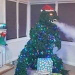 Hombre crea árbol de Navidad en forma de Godzilla (Video) arbol de navidad