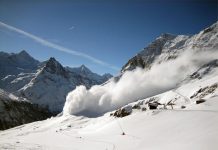 Rescatan a niño tras pasar 40 minutos sepultado por una avalancha de nieve nino