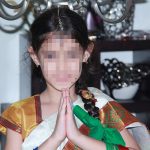 Pareja asegura que fue engañada y abandona a niña india tras adoptarla asia