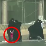 Mujeres se jalan las mechas y dejan caer varias veces a una niña mujeres