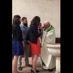 Sacerdote golpea con fuerza a un bebé que no para de llorar (Video) europa