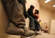 Condenan a un anciano que abusó de 80 niños en Tailandia suiza