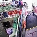 Niño queda atrapado en una escalera mecánica en China (Impactante video) asia