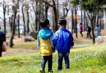 Niño le clava un cuchillo en el cráneo a su amiguito de 5 años juego de ninos