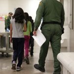 Juez frena temporalmente deportaciones de familias reunificadas gobierno