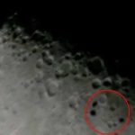 Astrónomo percibe 3 objetos voladores extraños cerca de la Luna (VIDEO) objetos voladores