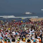 Francisco recorre zona golpeada por inundaciones en Perú