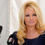Pamela Anderson pide a Trump que indulte a Julian Assange pamela anderson