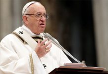 El papa señala a quienes critican en misa y no escuchan en silencio