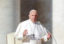 Papa a padres: Está bien discutir, pero no ante los niños papa francisco