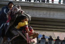 Inmigrantes en el muro fronterizo de EEUU: «Necesitamos refugio» estados unidos