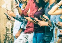 Los jóvenes prefieren el móvil antes que la comida, según estudio adiccion al movil