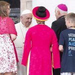 Francisco pide a monaguillos ayudar al extranjero como al compatriota monaguillos