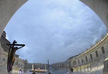 El papa Francisco bendice al mundo en soledad por el coronavirus papa francisco
