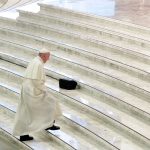 El papa Francisco sufre caída pero está bien caida del papa francisco