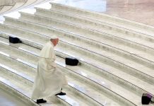 El papa Francisco sufre caída pero está bien caida del papa francisco