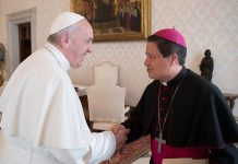 Imagen de la Iglesia Católica en caída libre en Costa Rica imagen