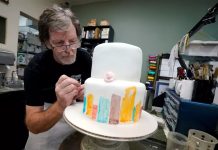 Pastelero que rechazó hacer torta a pareja gay demanda al estado de Colorado estados unidos