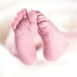 Indignante: Chavala mata a su bebé a puñaladas luego de dar a luz bebe