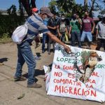 Migrantes queman piñata para pedir a Biden que los deje ingresar migrantes centroamericanos