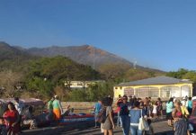 Un desaparecido en Honduras al naufragar lancha con 40 personas naufragio