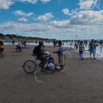 Nicaragüenses reciben año 2021 en playas de Pochomil y Masachapa intur