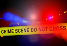 Hallan a hombre muerto con la cabeza atascada en la ventana de su vehículo hombre muerto
