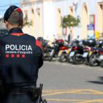 Joven graba cómo policías catalanes lo tachan de «mono» cataluna