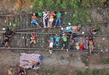 Policía mexicana bloquea paso a caravana de migrantes mexico