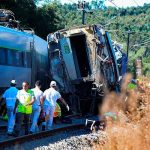 Al menos 2 muertos y 25 heridos tras accidente de tren en Portugal portugal