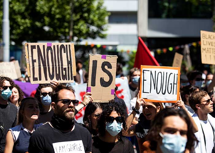 Protestas_4ZtIoTb carro policial