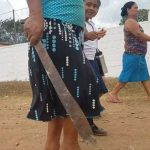 Madre acompaña a su hija a la escuela con machete en mano honduras
