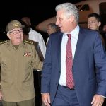 Raúl Castro recibe al presidente Díaz-Canel a su regreso de México cuba