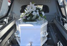 Roban carroza fúnebre con el cadáver de un anciano en México mexico