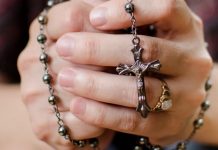 Francisco pide rezar rosario para protegernos del diablo papa francisco