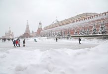 Capital rusa soporta la mayor nevada de lo que va de invierno