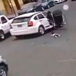 Niño sale volando de un carro en movimiento en El Salvador El salvador