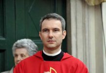 Vaticano encarcela a cura que poseía pornografía infantil italia