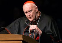 Ex cardenal acusado de abusos vive cerca de una escuela primaria estados unidos
