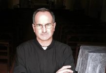 Suspenden a sacerdote argentino por dejar morir a su «pareja» argentina