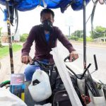 Salvadoreños se las ingenian para llevar el sustento a sus familias salvadorenos