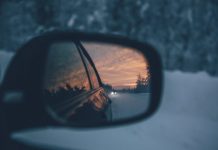 EE.UU.: Hombre intentaba tener sexo con el escape de un automóvil drogas