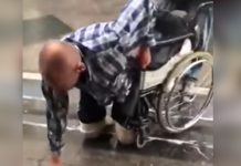 Joven tira de silla de ruedas a un anciano en el Mundial 2018