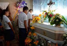 Salvadoreños indignados por muerte de menor víctima de bullying velorio