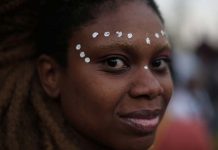 Mujeres brasileñas trabajan más y ganan menos que los hombres mujer brasilena