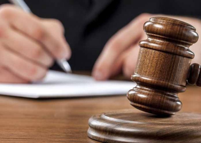 Sin_titulo-1_FMsxrkW juez escribiendo sentencia