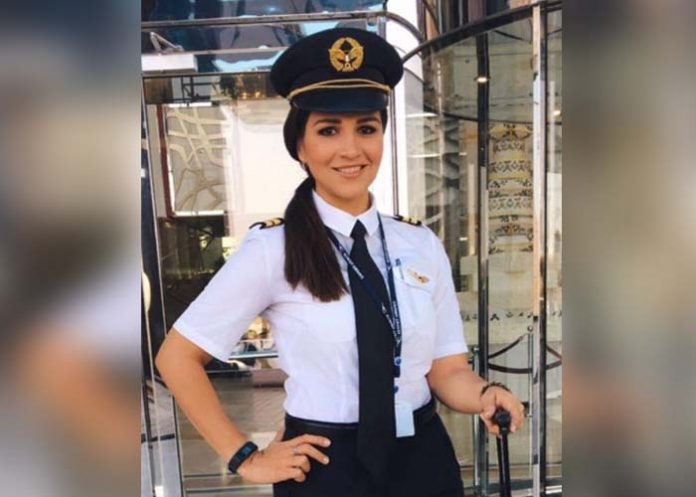 mujer piloto salvadorena